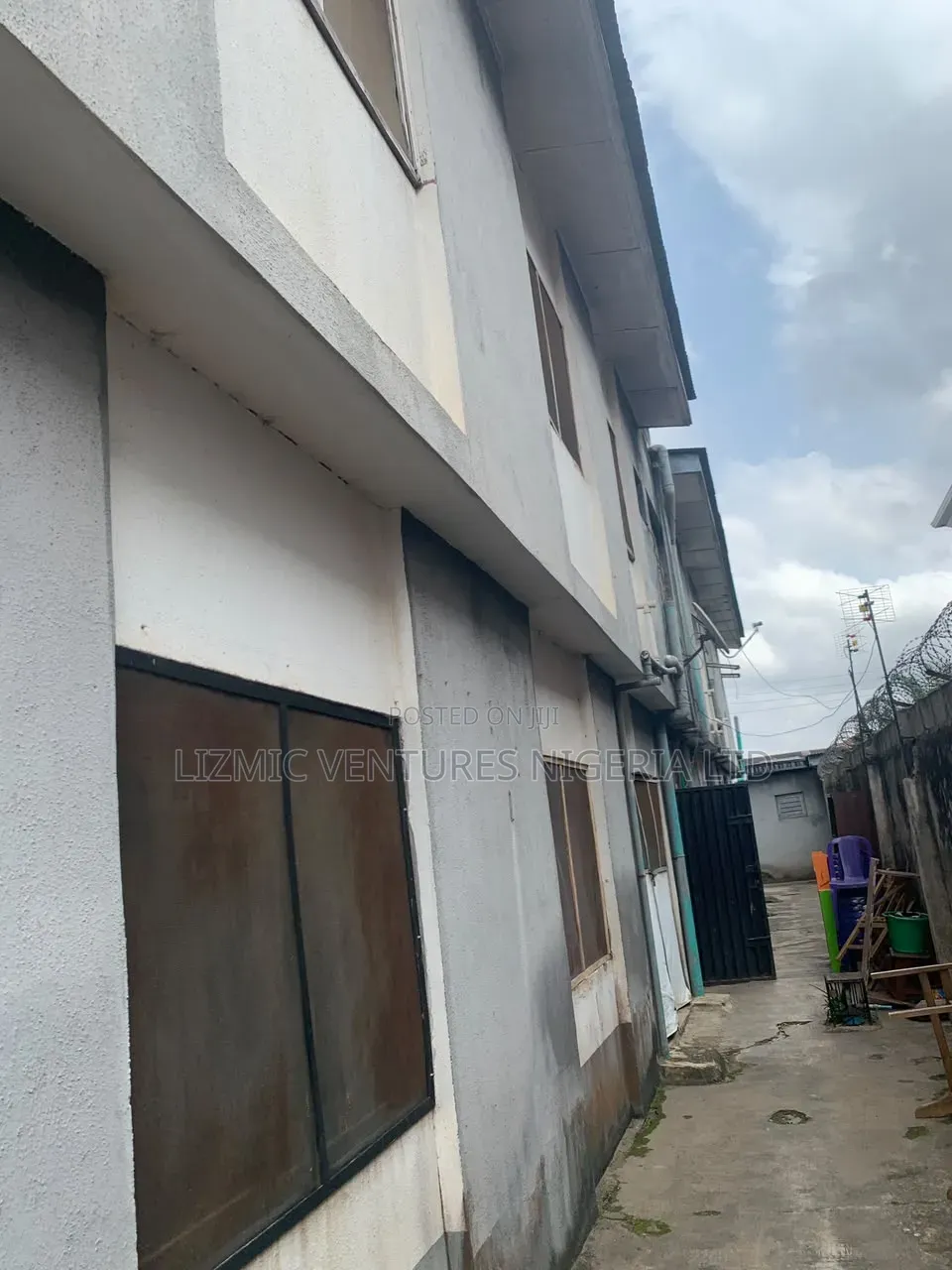 3bdrm Block of Flats in Celestial Road, Abaranje for sale
