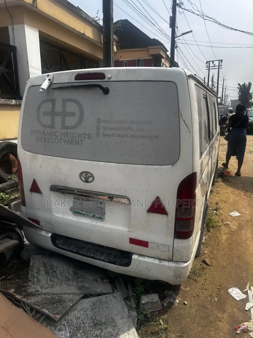 Toyota Grand HiAce 2002 White