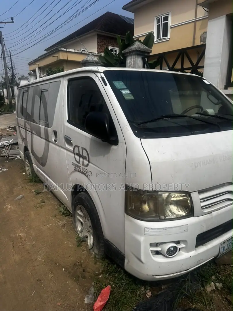 Toyota Grand HiAce 2002 White
