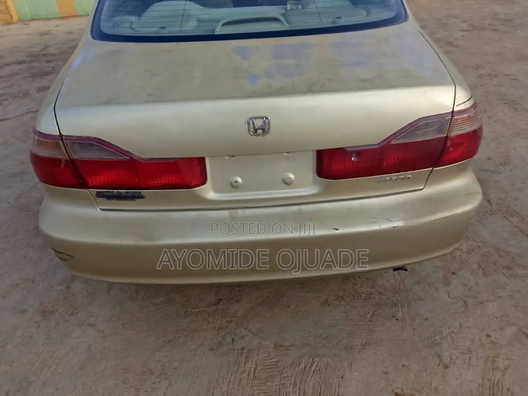 Honda Accord 2000 Gold