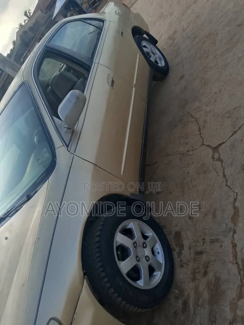 Honda Accord 2000 Gold