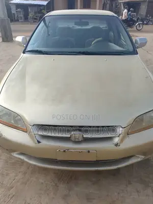 Honda Accord 2000 Gold