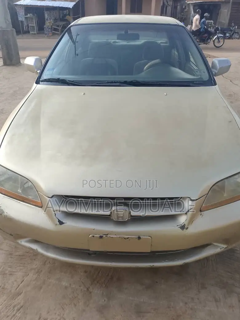Honda Accord 2000 Gold