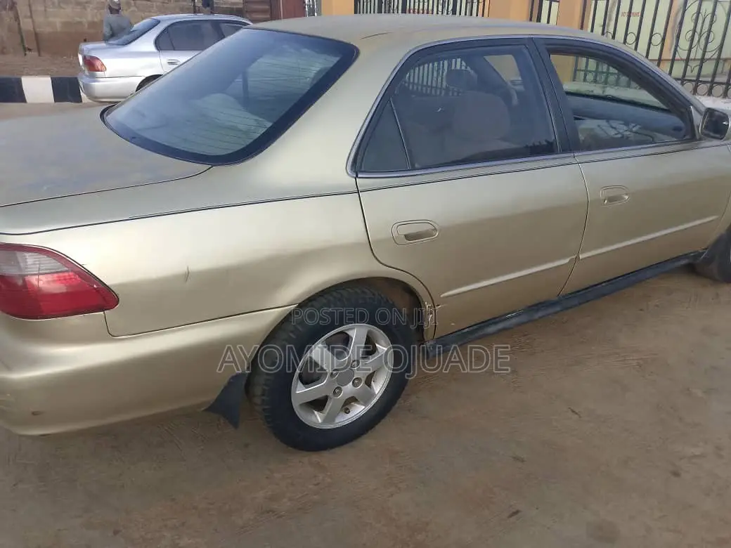 Honda Accord 2000 Gold
