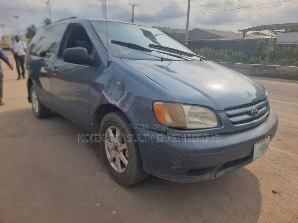 Toyota Sienna LE 2002 Gray