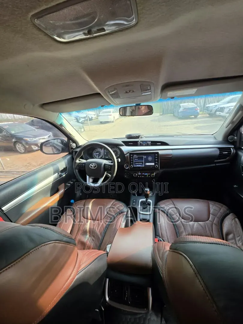 Toyota Hilux 2021 Black