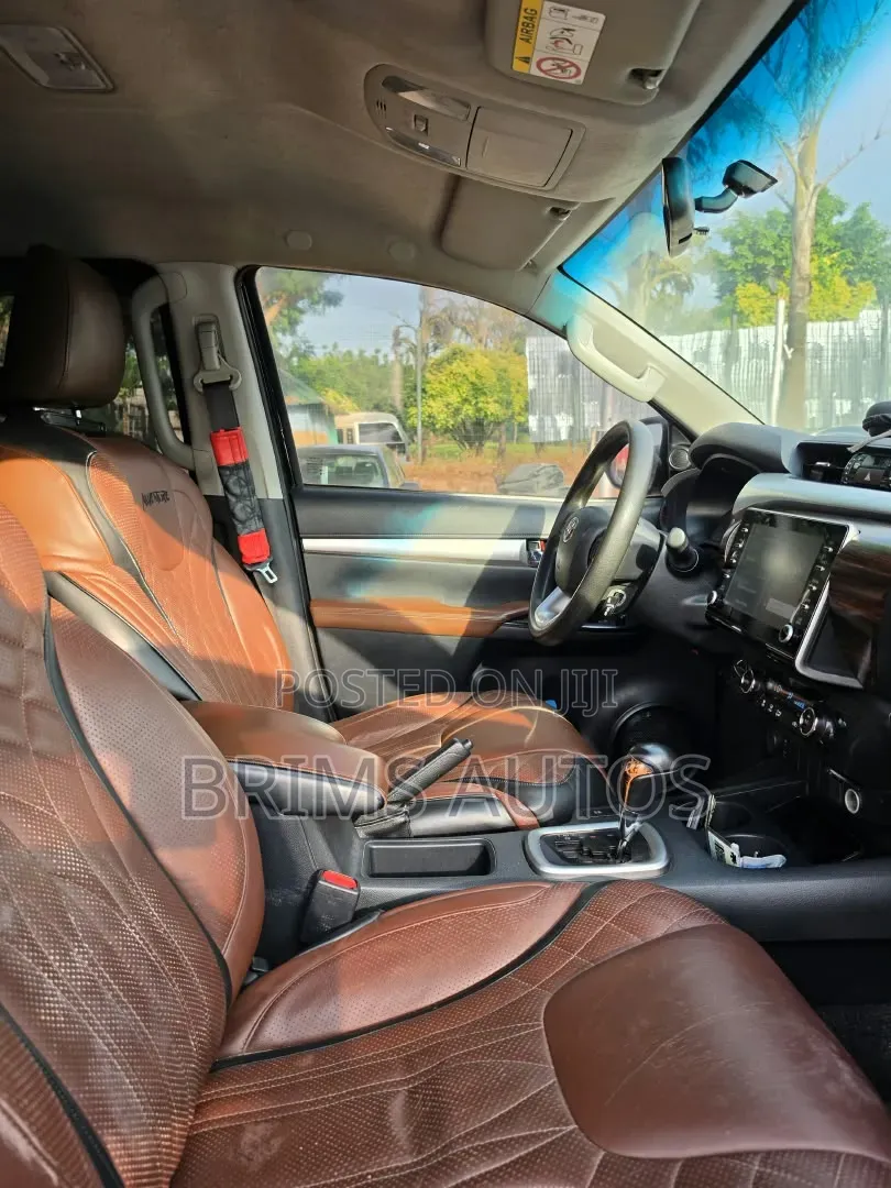 Toyota Hilux 2021 Black