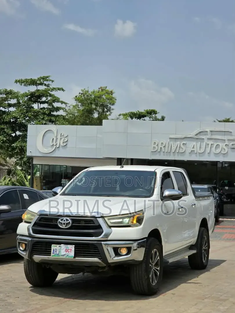 Toyota Hilux 2021 White