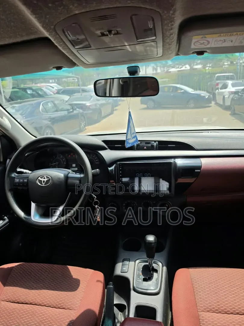 Toyota Hilux 2021 White