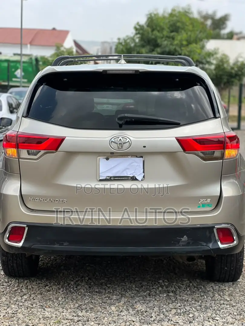 Toyota Highlander XLE V6 4x2 (3.5L 6cyl 6A) 2016 Gold