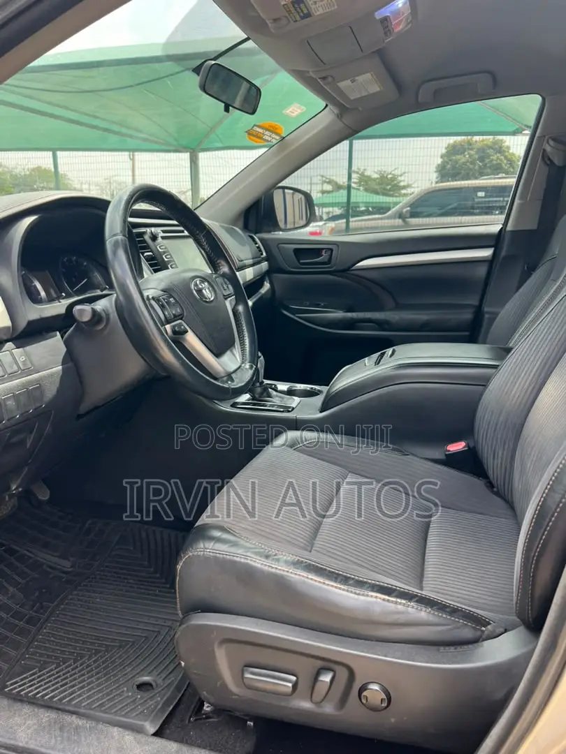Toyota Highlander XLE V6 4x2 (3.5L 6cyl 6A) 2016 Gold