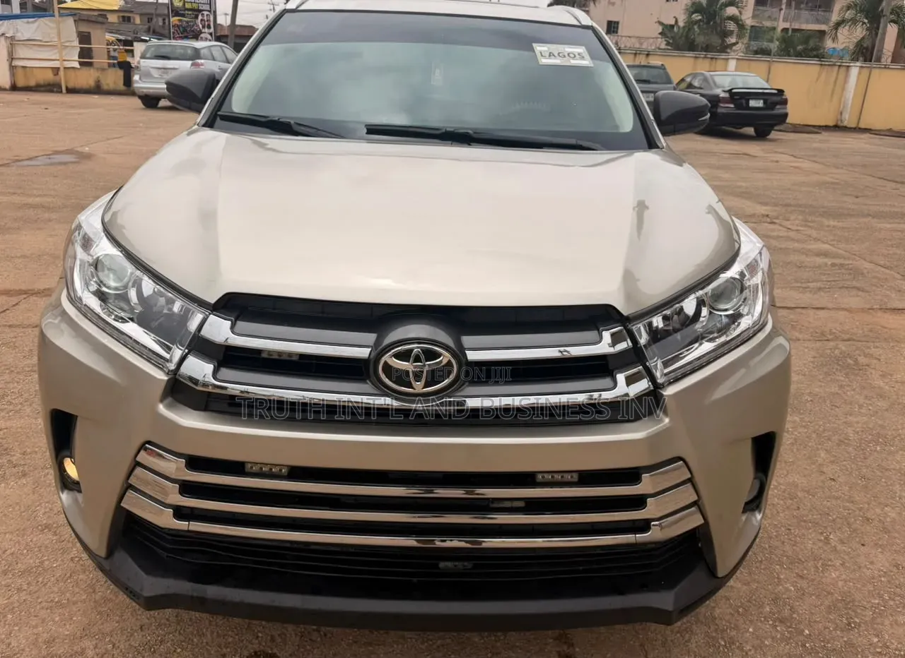 Toyota Highlander XLE 4dr SUV AWD (3.5L 6cyl 6A) 2015 Gold