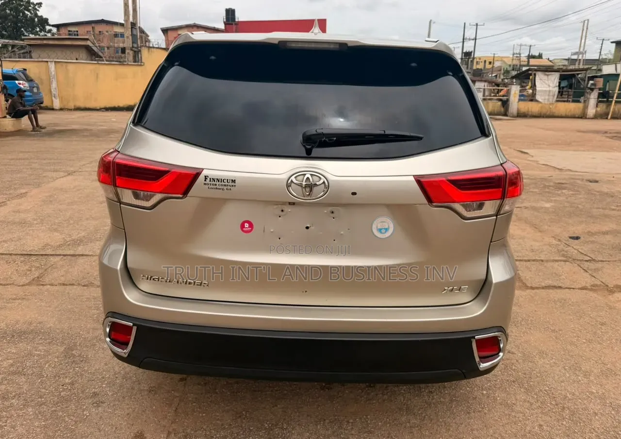 Toyota Highlander XLE 4dr SUV AWD (3.5L 6cyl 6A) 2015 Gold