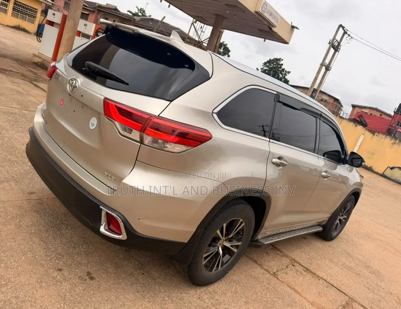 Toyota Highlander XLE 4dr SUV AWD (3.5L 6cyl 6A) 2015 Gold