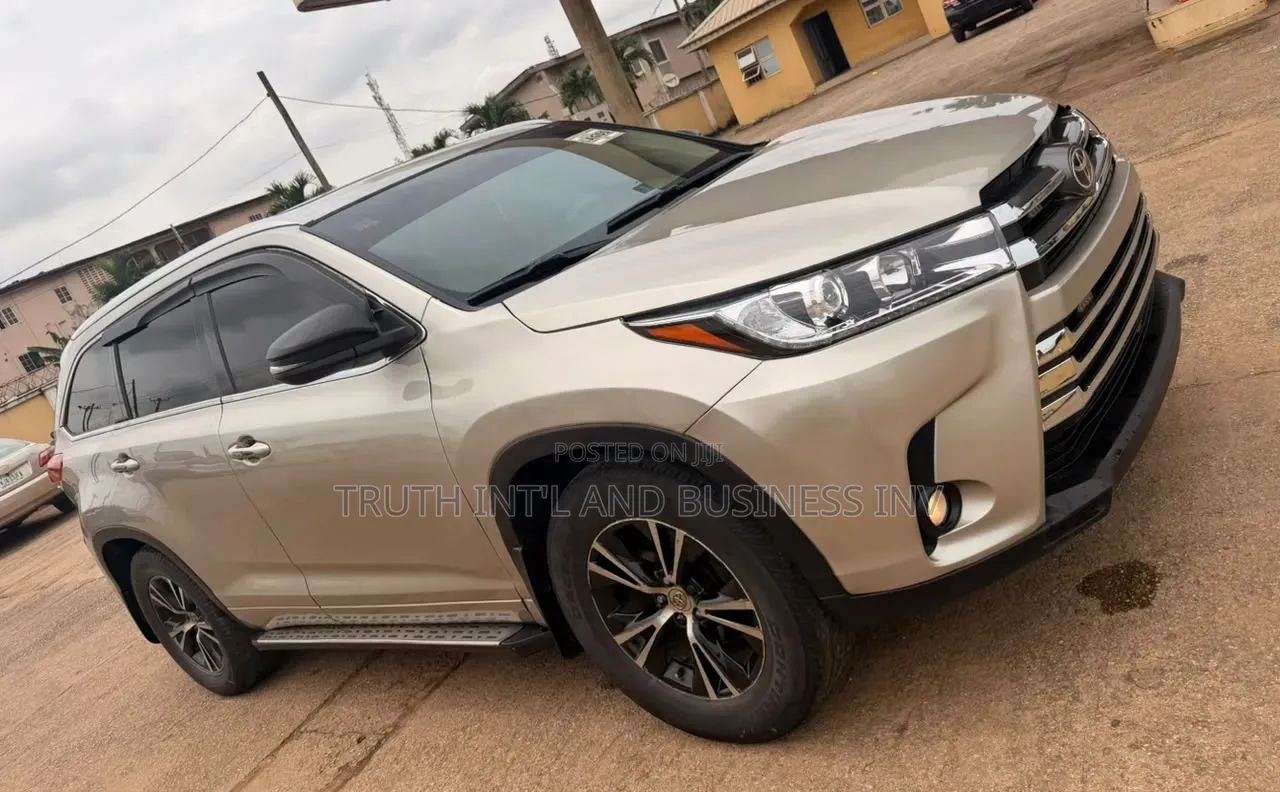 Toyota Highlander XLE 4dr SUV AWD (3.5L 6cyl 6A) 2015 Gold