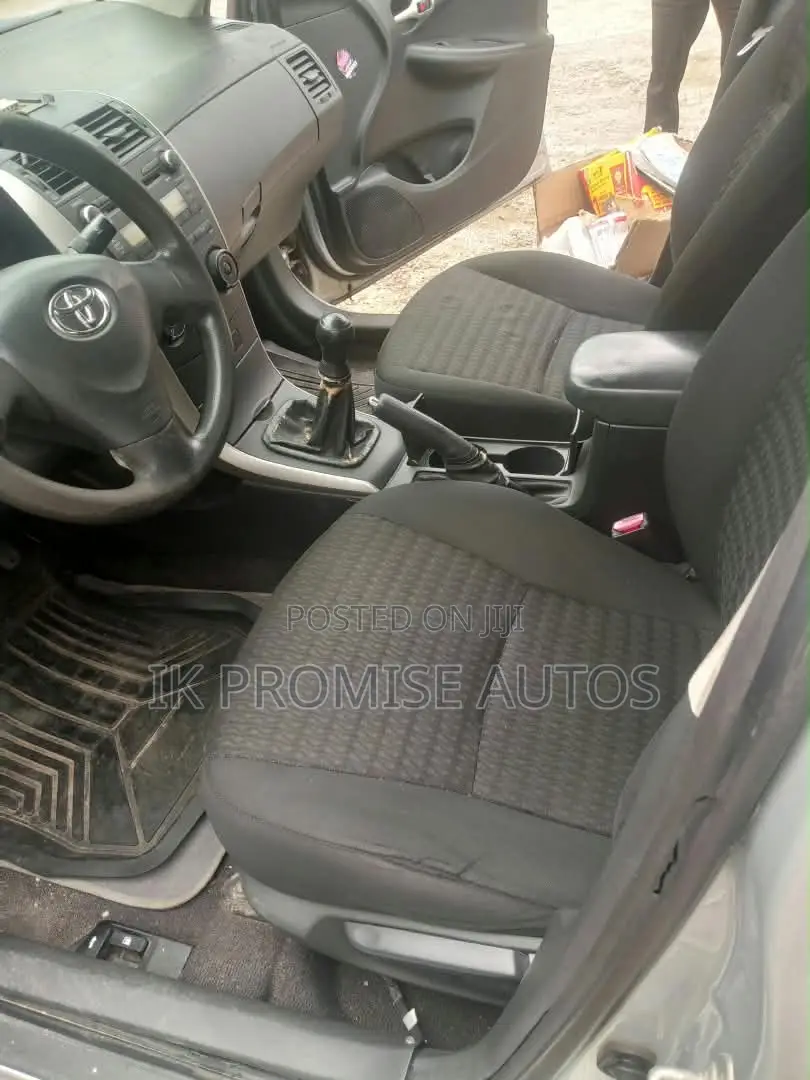 Toyota Corolla 2010 Silver