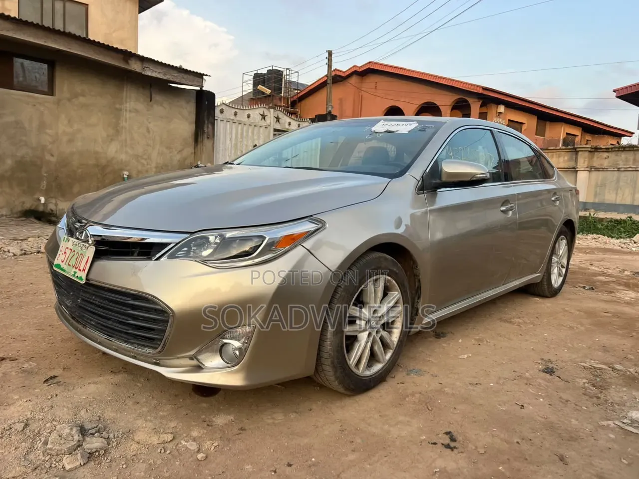 Toyota Avalon XLE 4dr Sedan (3.5L 6cyl 6A) 2015 Gold