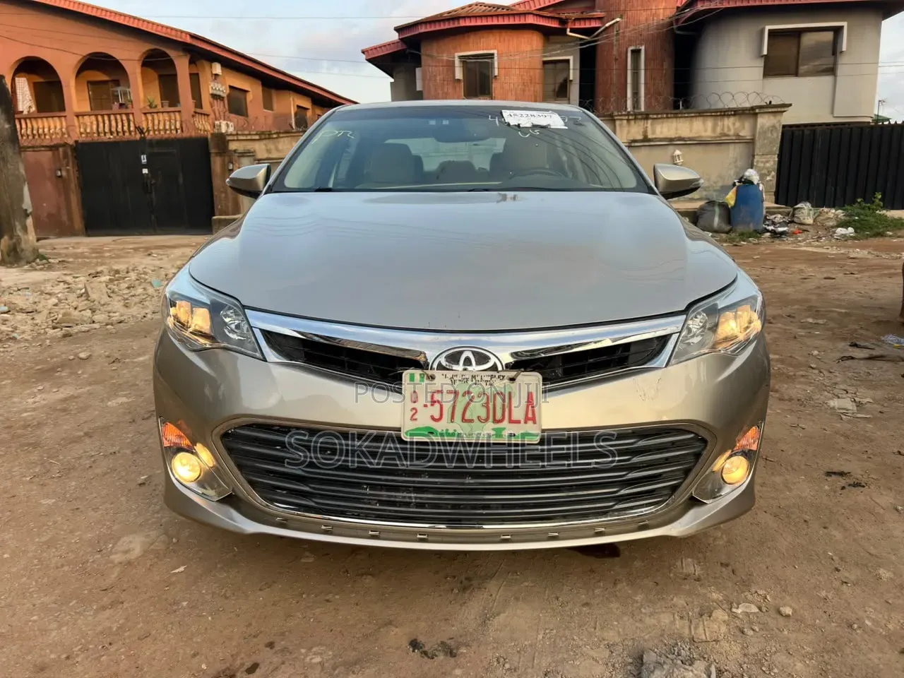 Toyota Avalon XLE 4dr Sedan (3.5L 6cyl 6A) 2015 Gold