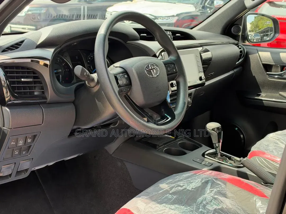 New Toyota Hilux 2026 Black