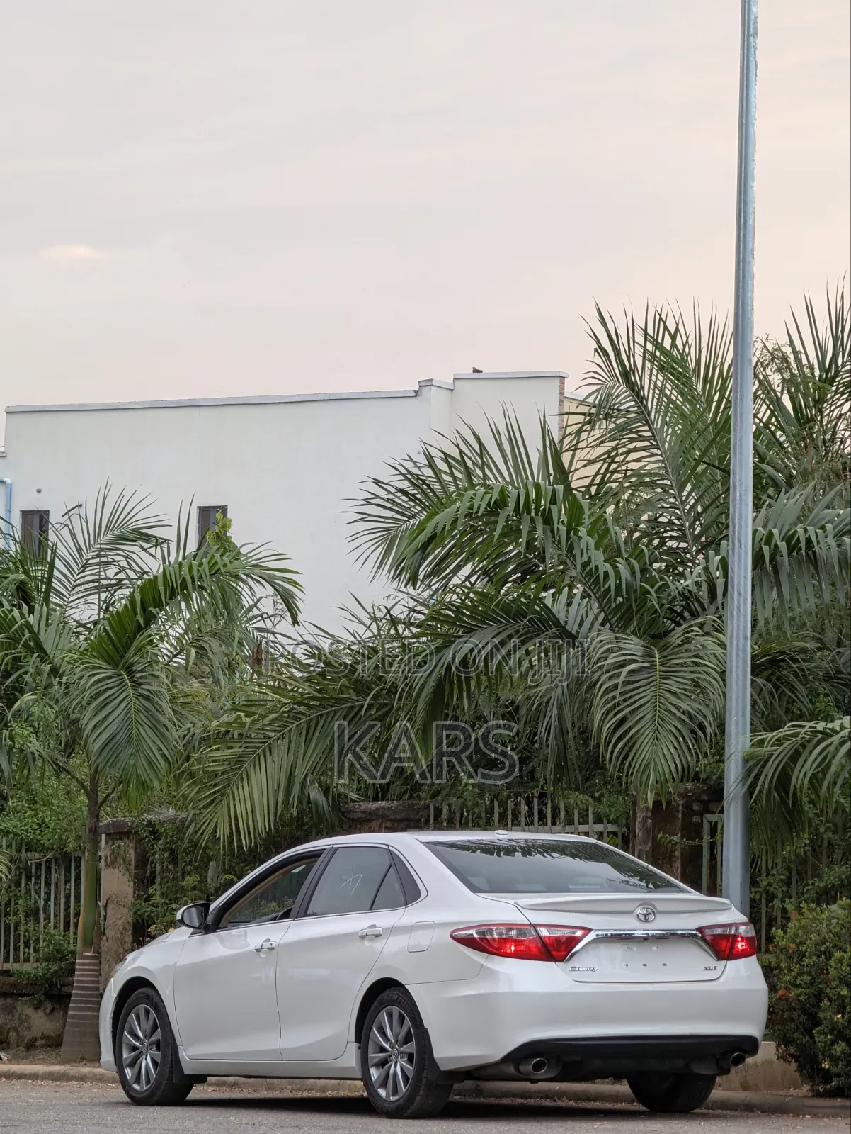 Toyota Camry XLE V6 4dr Sedan (3.6L 6cyl 6A) 2016 White
