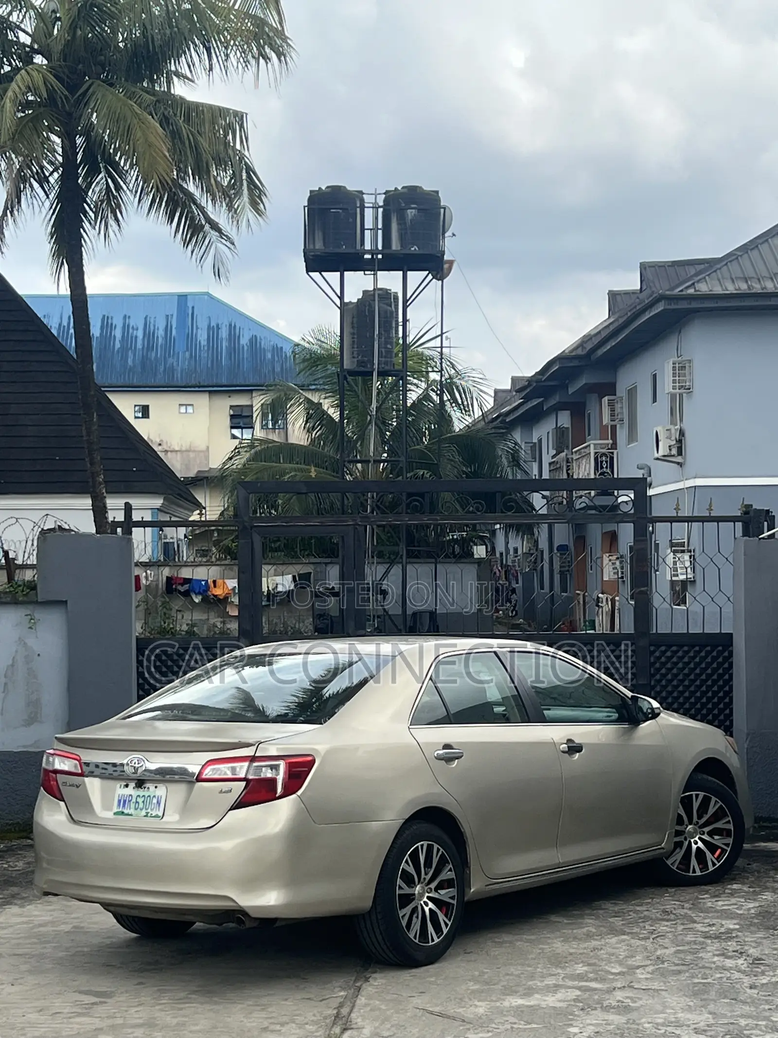 Toyota Camry XLE 4dr Sedan (2.5L 4cyl 6A) 2013 Beige