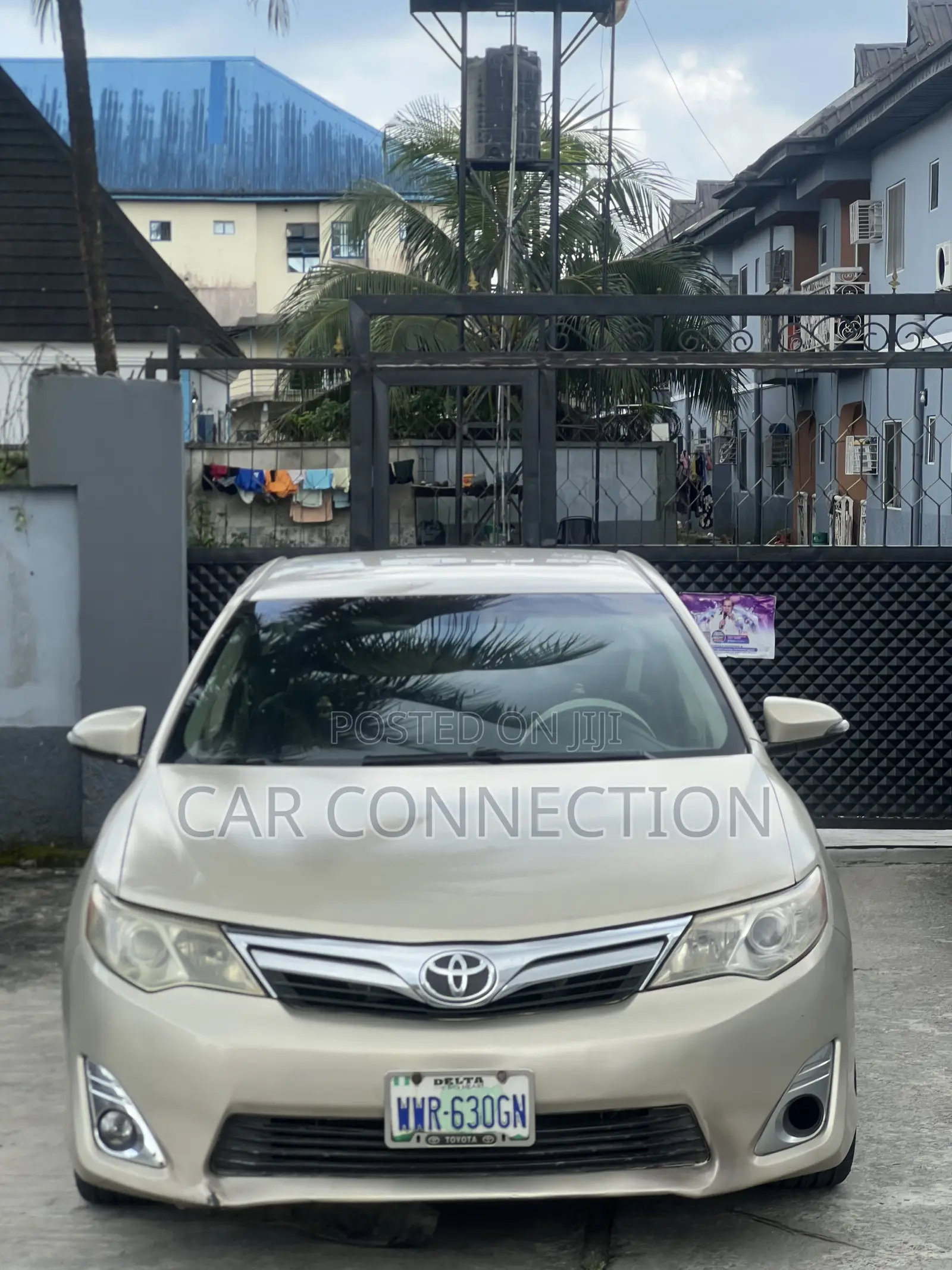 Toyota Camry XLE 4dr Sedan (2.5L 4cyl 6A) 2013 Beige