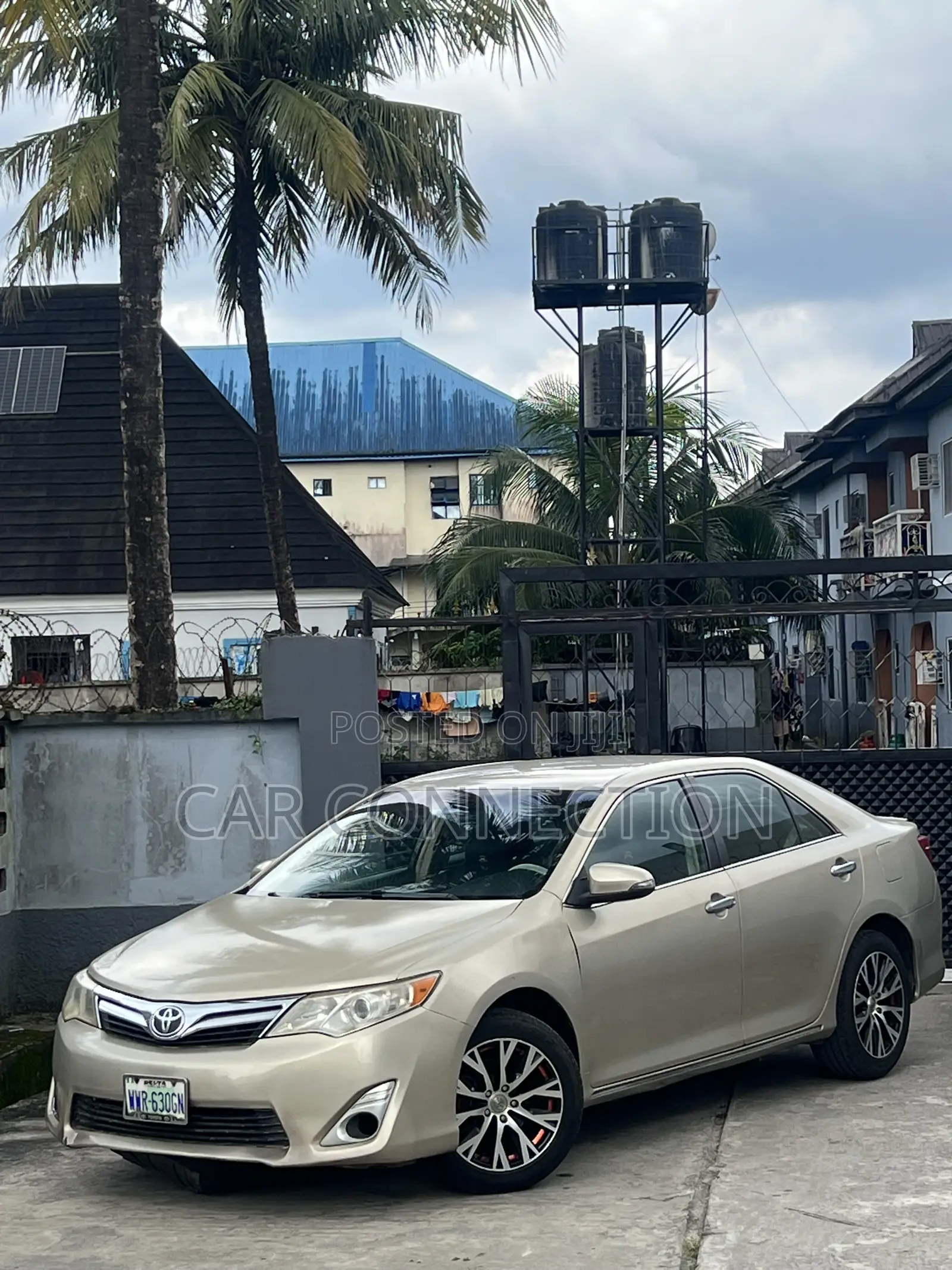 Toyota Camry XLE 4dr Sedan (2.5L 4cyl 6A) 2013 Beige