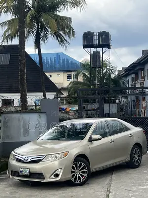 Toyota Camry XLE 4dr Sedan (2.5L 4cyl 6A) 2013 Beige