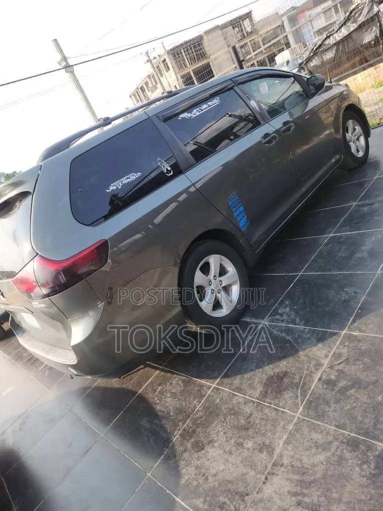 Toyota Sienna L FWD 7 Passenger 2013 Green