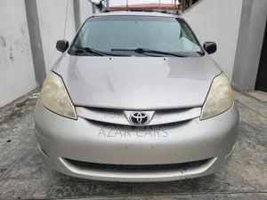 Toyota Sienna LE 2009 Gold