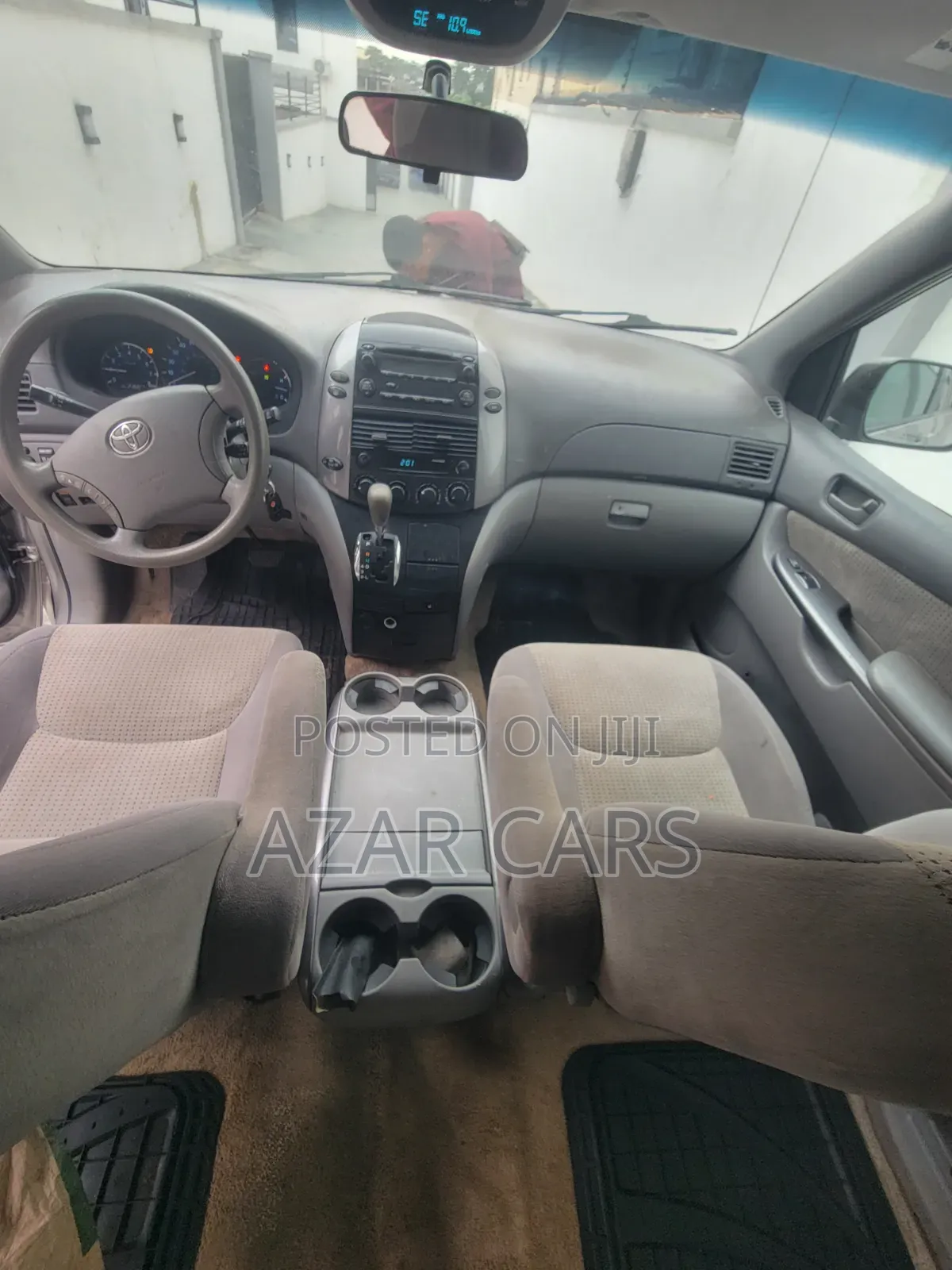 Toyota Sienna LE 2009 Gold