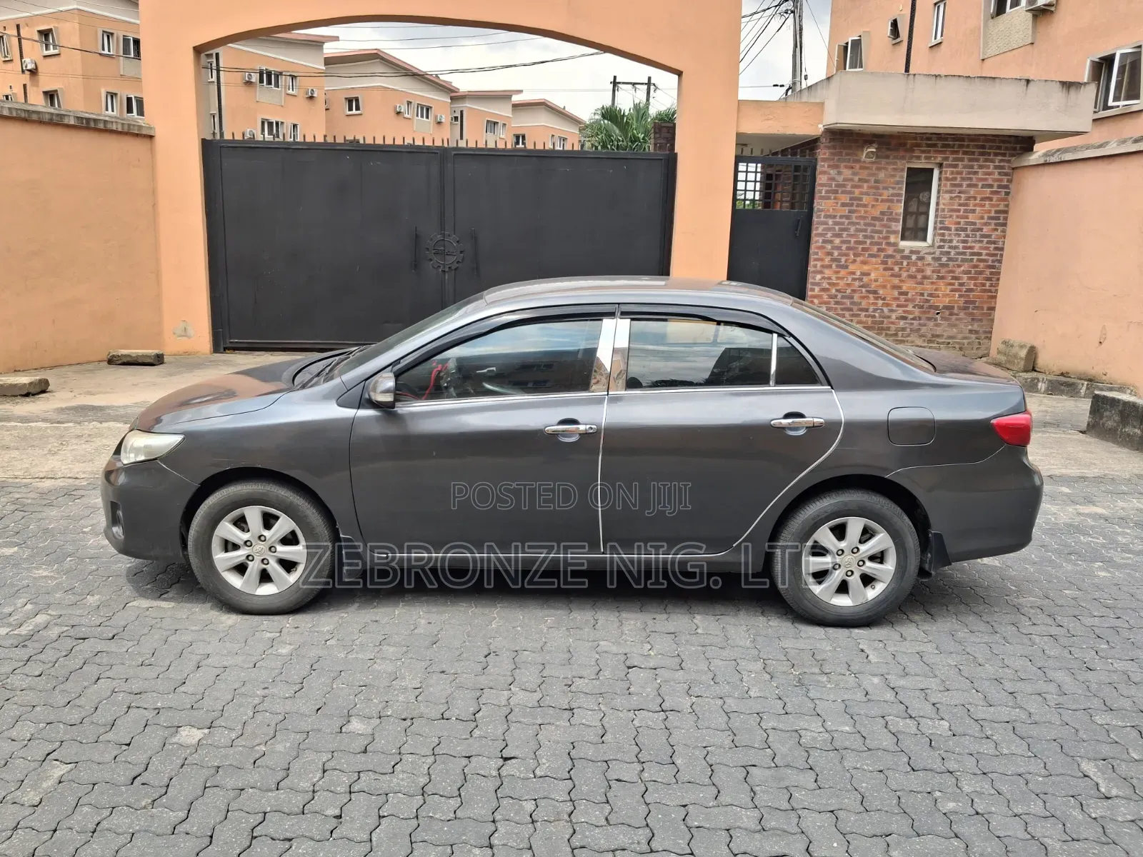 Toyota Corolla LE 4dr Sedan (1.8L 4cyl 4A) 2012 Gray