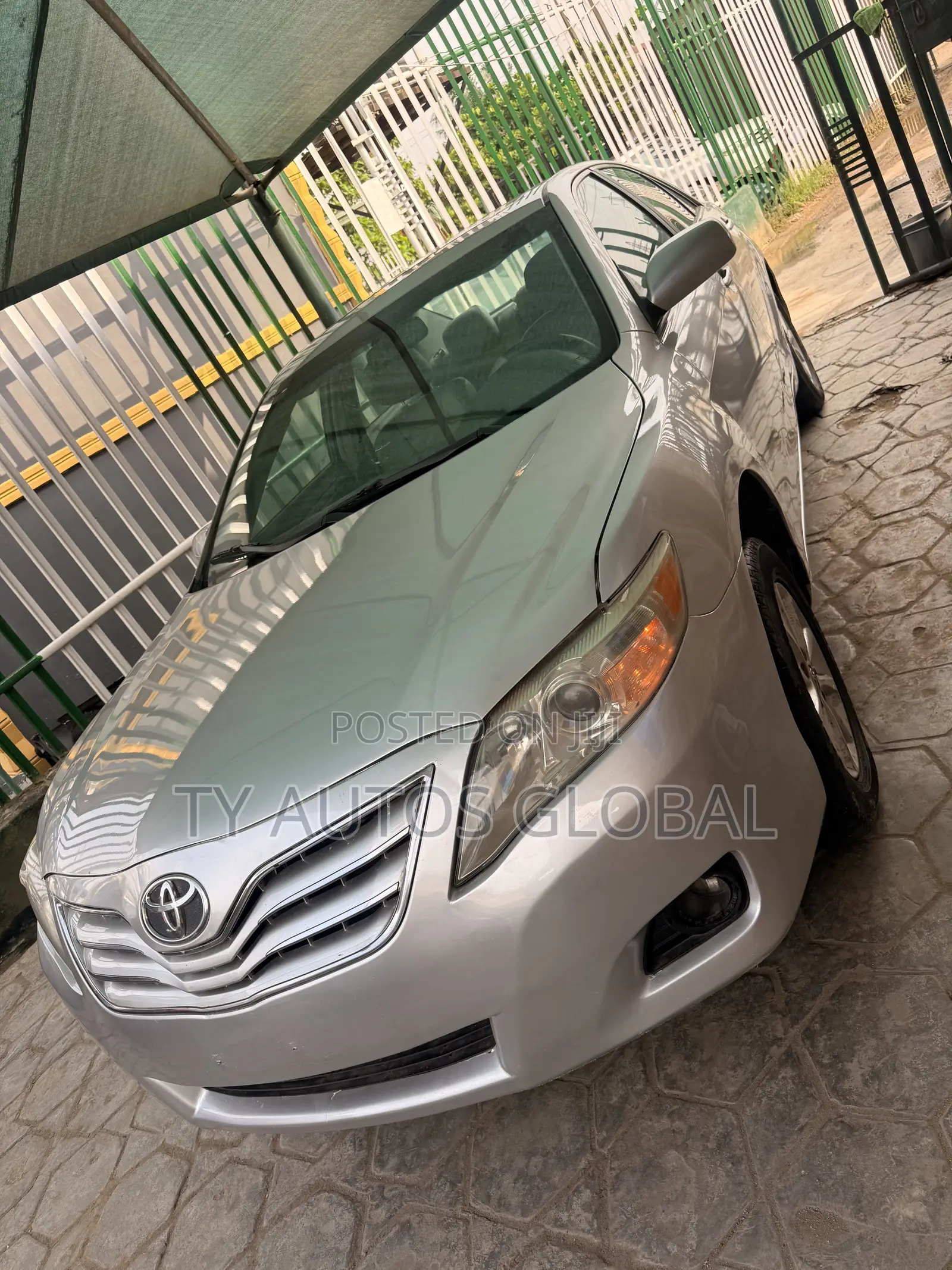 Toyota Camry LE 4dr Sedan (2.5L 4cyl 6AM) 2010 Silver