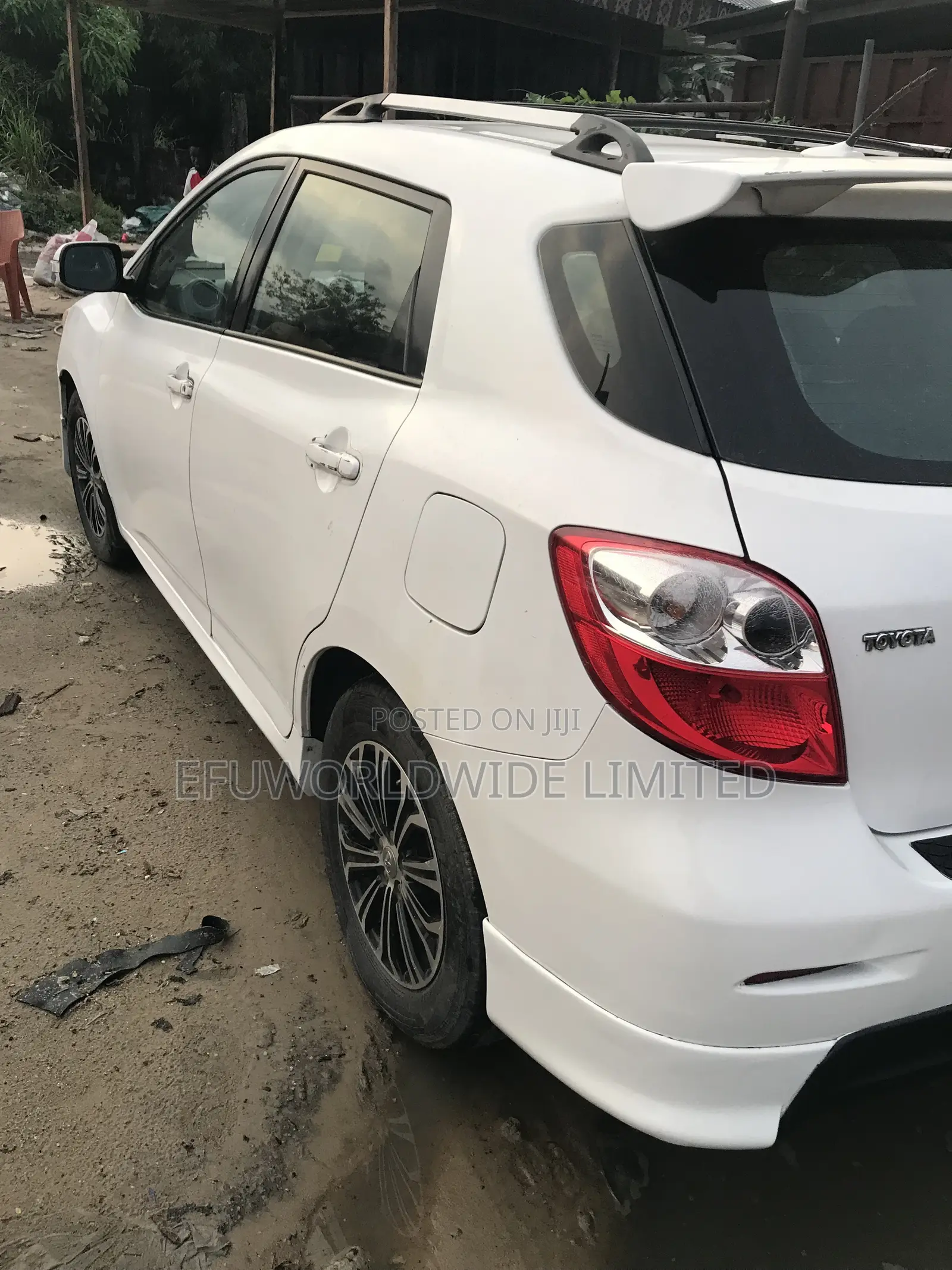 Toyota Matrix S Hatchback FWD (2.4L 4cyl 5A) 2010 White