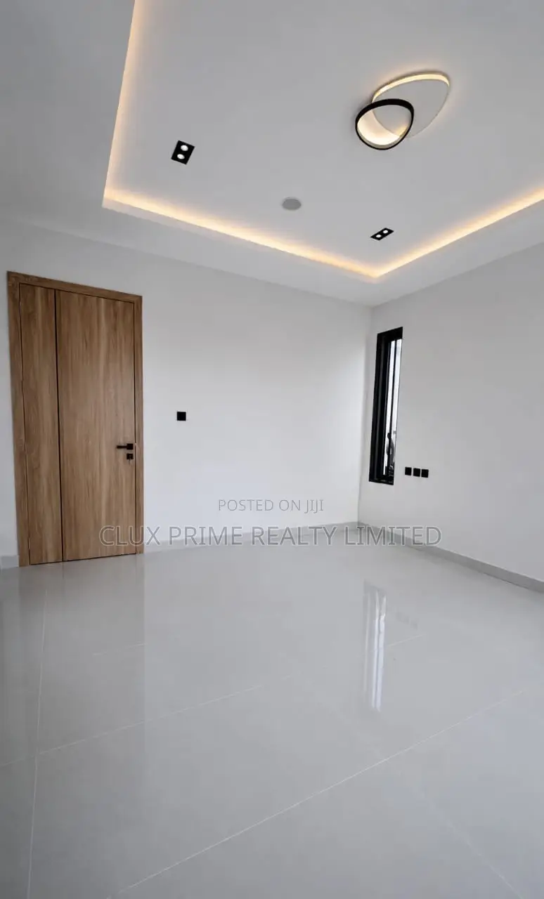 2bdrm Apartment in Lekki Phase 1 for sale