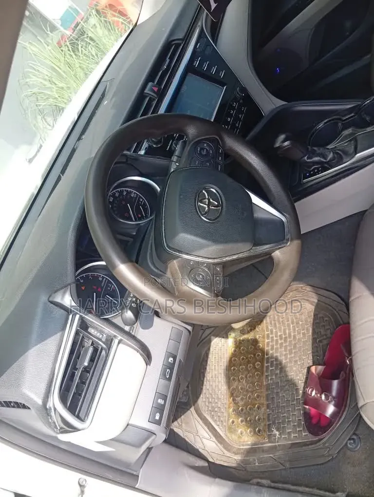 Toyota Camry LE (2.5L 4cyl 8A) 2019 White
