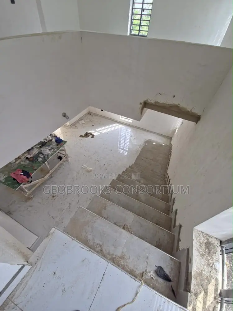 4bdrm Duplex in Alalubosa for sale