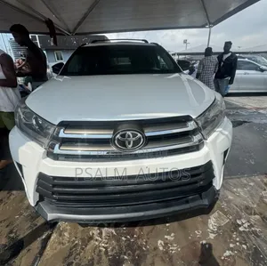 Toyota Highlander XLE 4x4 V6 (3.5L 6cyl 8A) 2017 White