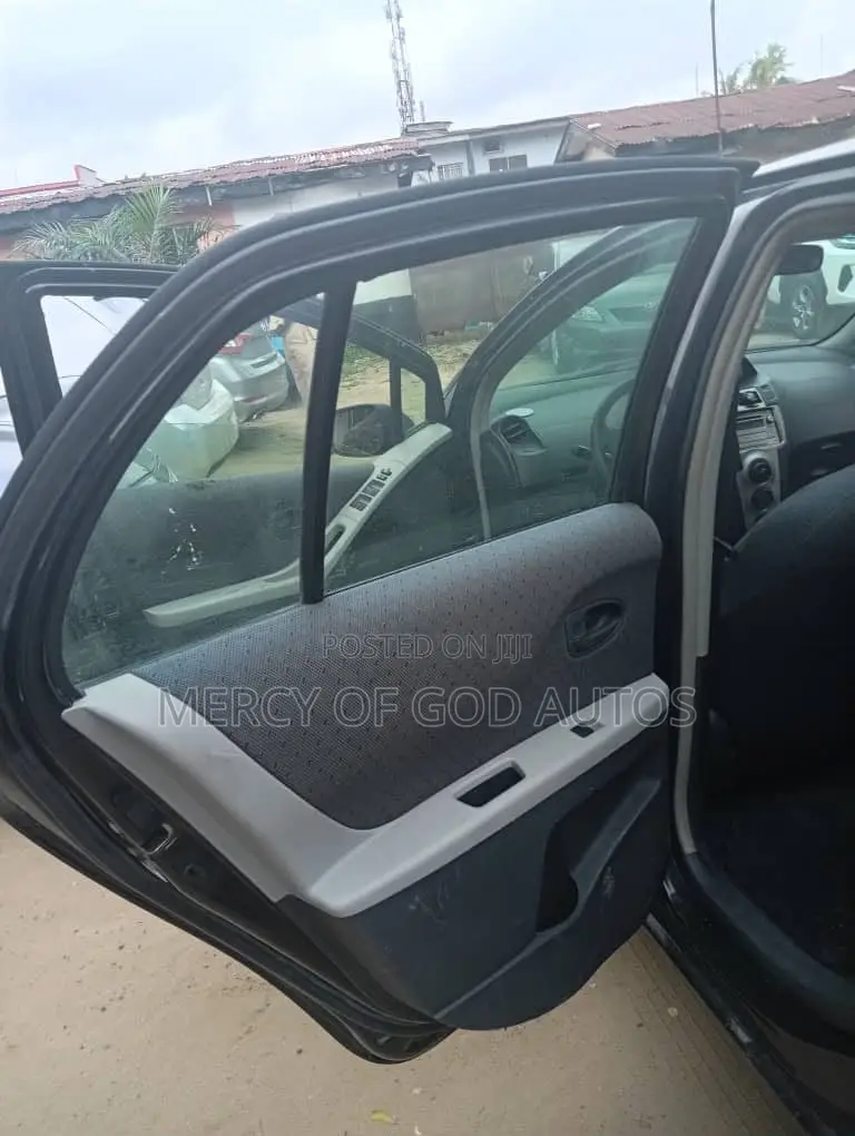 Toyota Yaris Base Hatchback 3dr 2010 Black