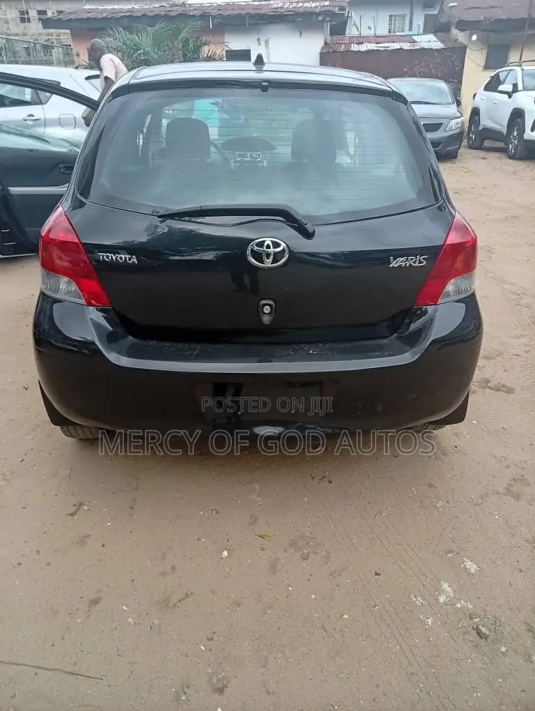 Toyota Yaris Base Hatchback 3dr 2010 Black