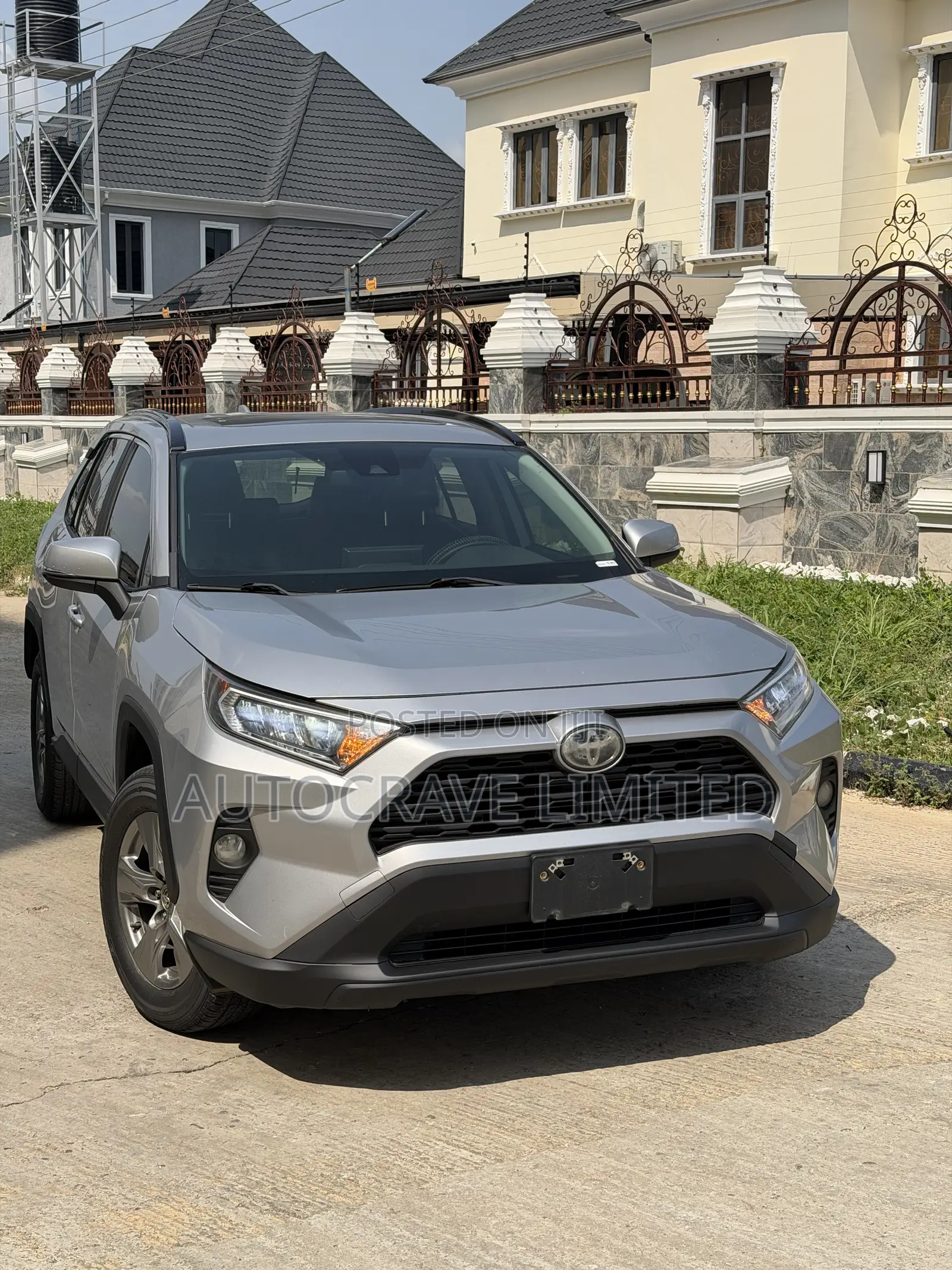 Toyota RAV4 XLE Premium AWD 2019 Silver
