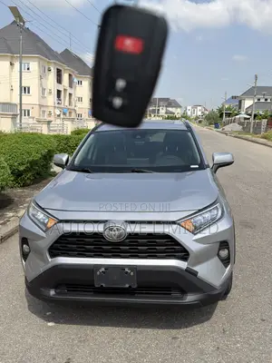 Toyota RAV4 XLE Premium AWD 2019 Silver