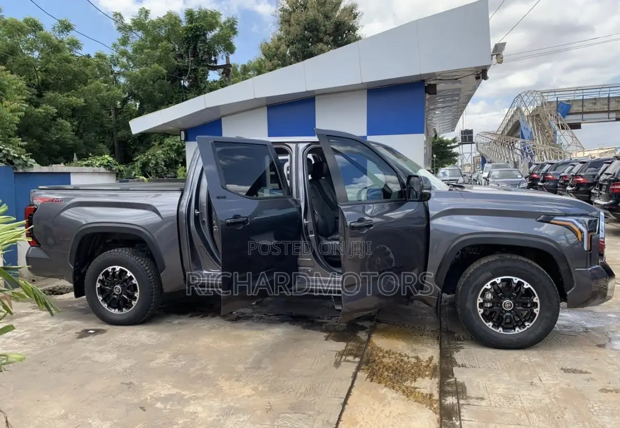 Toyota Tundra SR5 Double Cab 8.1' Bed 2024 Gray
