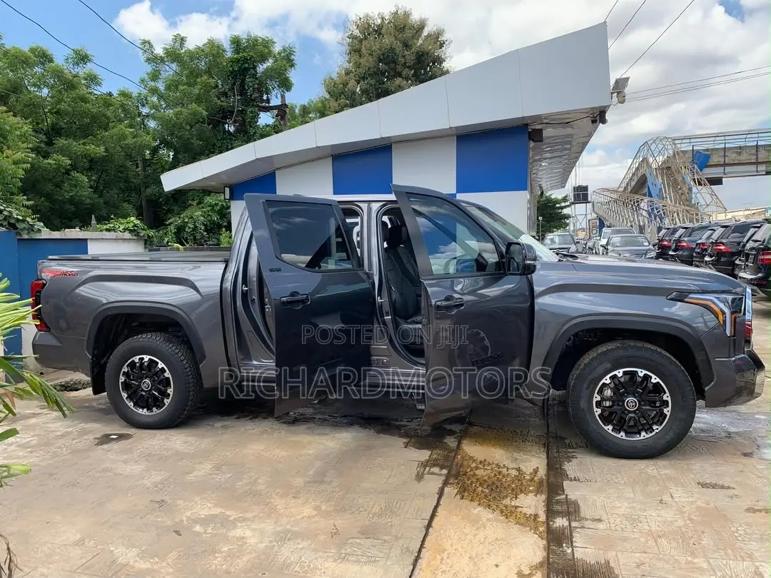 Toyota Tundra SR5 Double Cab 8.1' Bed 2024 Gray