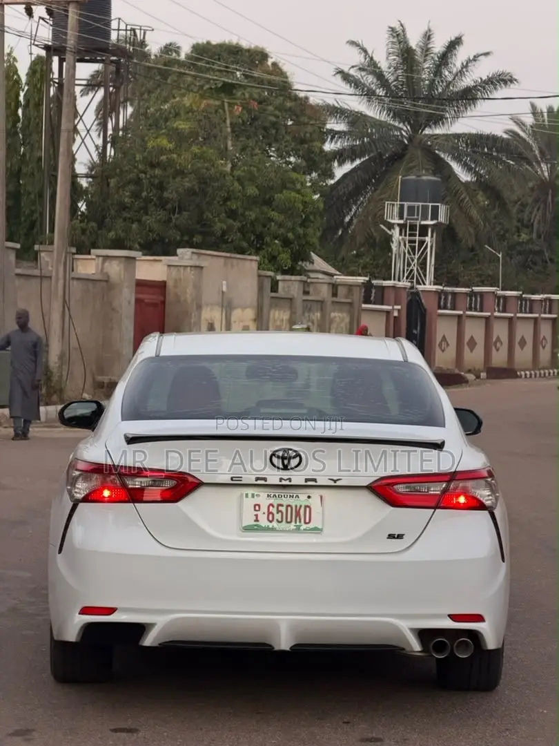 Toyota Camry SE (2.5L 4cyl 8A) 2019 Silver