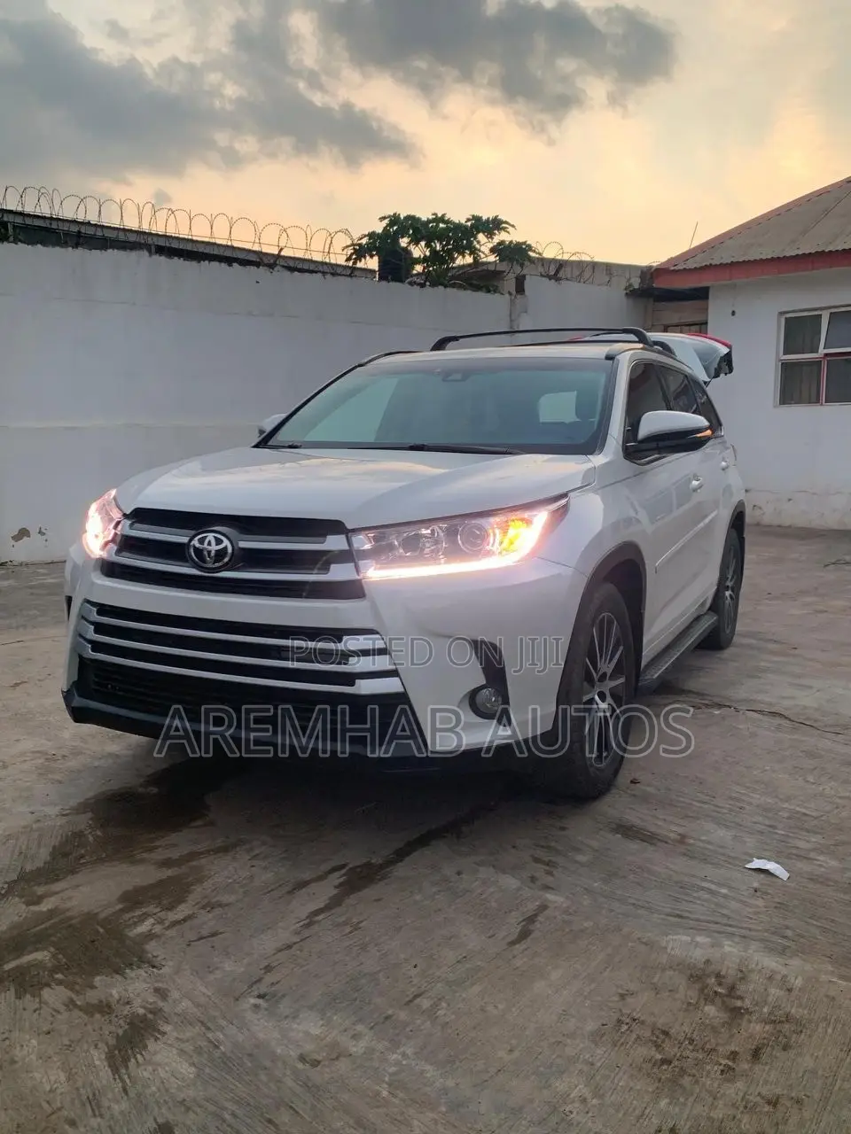 Toyota Highlander SE 4x4 V6 (3.5L 6cyl 8A) 2018 White