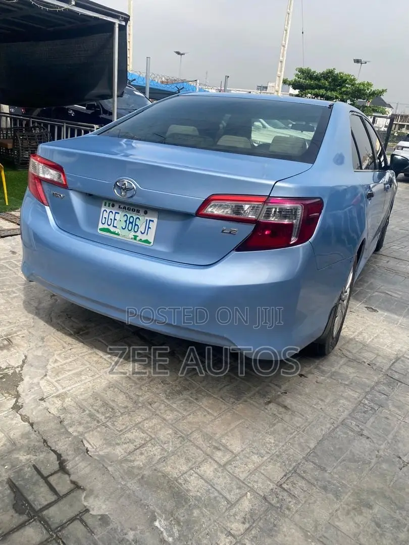 Toyota Camry LE 4dr Sedan (2.5L 4cyl 6A) 2013 Blue