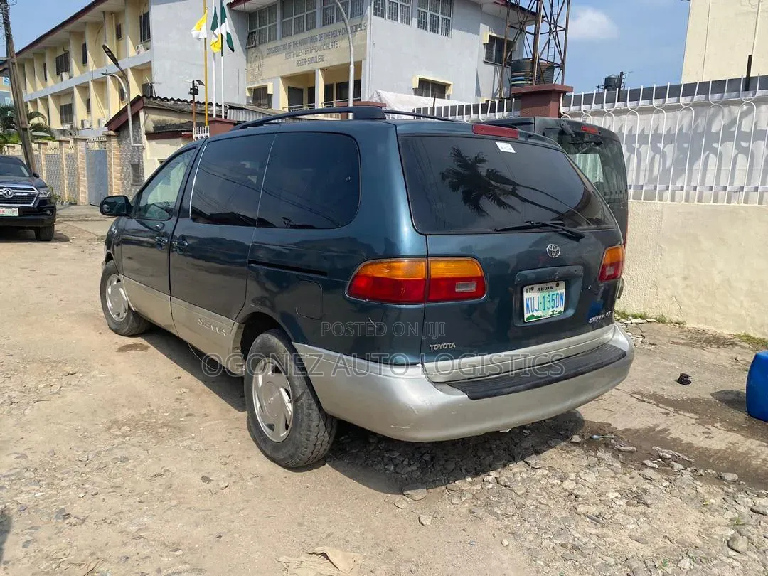 Toyota Sienna LE & 1 hatch 2000 Green