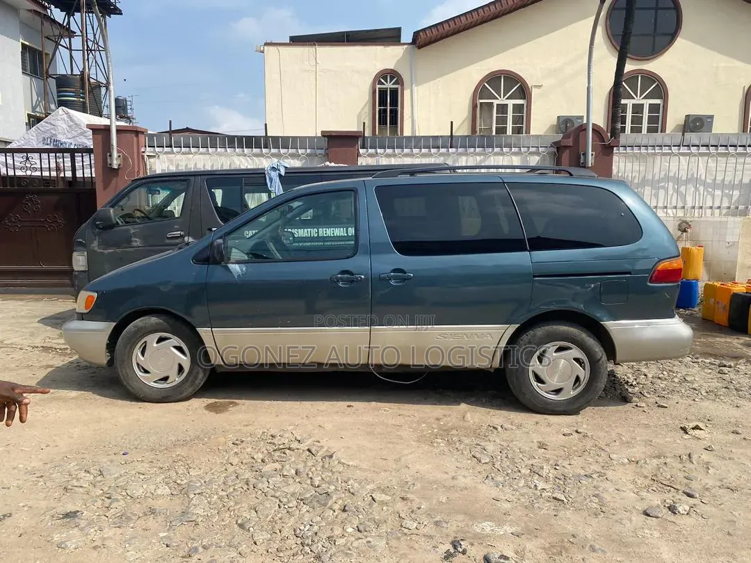 Toyota Sienna LE & 1 hatch 2000 Green