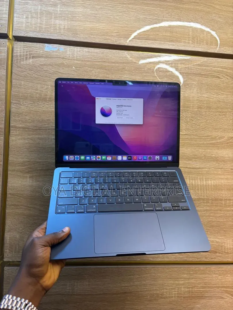 Laptop Apple MacBook Air 2022 M2 8GB Apple M2 SSD 256GB